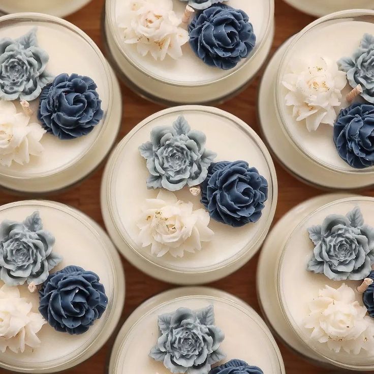 trio van blauwe bloemen
